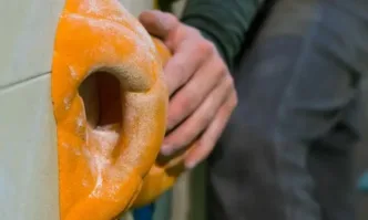 Дете падна от стена за катерене в столичен търговски център