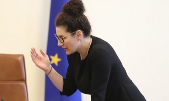 Напрежението срещу вицепремиера Калина Константинова расте Вчера тя обяви че