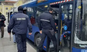 На косъм от катастрофа с препълнен градски автобус в Бургас - момчета хвърляли камъни