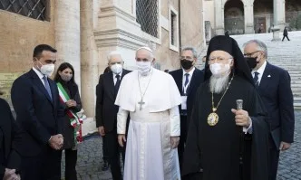 Папата за първи път се появи с маска на служба