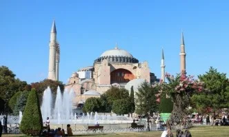 Света София в Истанбул от днес отново става джамия, първа масова молитва