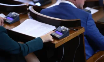 Пленарната зала реши член на Министерския съвет който присъства на