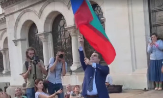 Асен Василев развя знамето на протеста