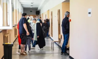 Избирателната активност към 18 00 часа е 45 показват данните от