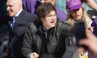 Аржентинският президент Хавиер Милей беше замерян с камъни по време