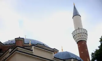 Имам е наръган в джамия в Истанбул