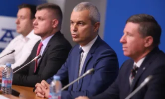 Лидерът на Възраждане Костадин Костадинов сигнализира на извънредна пресконференция за