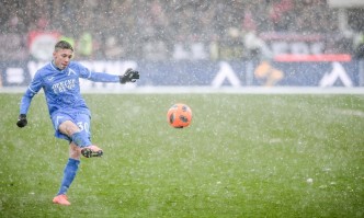 Халфът играе много силно със синята фланелка Шансът Филип Кръстев да