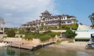 Областният управител на Бургас Пламен Янев изпрати покани до 3