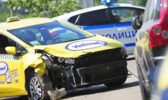 Такси удари четири коли в локалното на бул Цариградско шосе