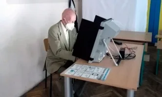 Бившият премиер Симеон Сакскобургготски гласува