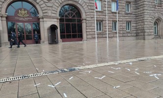 Мъж разпръсна позиви пред Дондуков 2 преди КНСН при Радев