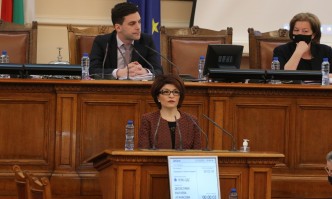 С размяна на остри реплики започна редовното пленарно заседание днес