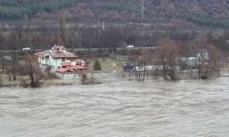 Опасни остават нива на реките Струма и Места