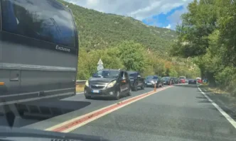 Задръстване преди и малко след границата ни с Гърция в