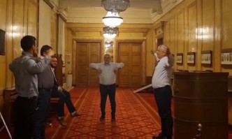 Депутати от ПП си спретнаха фитнес купон в кулоарите на