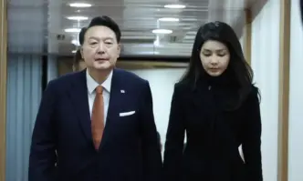 Запис от скрита камера на който се вижда как първата