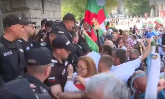 Напрежение на протеста пред парламента. Опит за нахлуване нажежи атмосферата