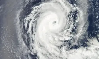 Китай предупреждава за огромни вълни и наводнения заради тайфуна Койну