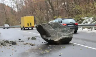 Голям скален къс падна на пътя Симитли Банско Скалата е паднала