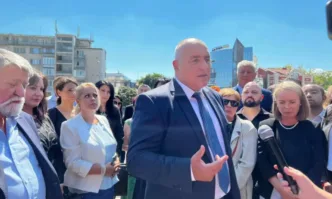 След като преди две години ни разделиха днес повече от