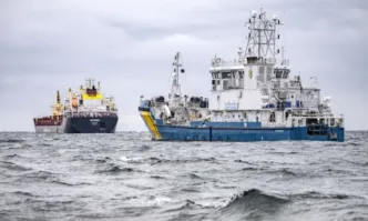 МВнР: Българите от екипажа на Вежен не са задържани и могат да напуснат кораба