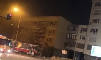 24 часа по - късно: Все още няма яснота каква е причината за дерайлирането на трамвая в София