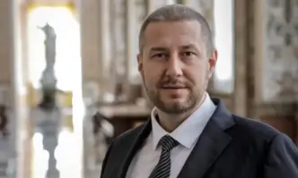 Пиарът на ГЕРБ Никола Николов публикува снимка от Указа изпратен