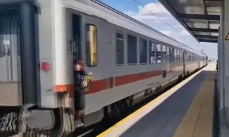 БДЖ абсурд: Жена пътува километри заклещена от врата на влак