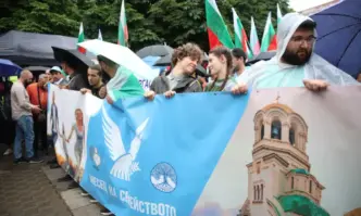 Дъждът не спря десетките хора събрали се на традиционното Шествие