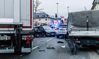 Краден камион се вряза в автомобили в Германия, има девет ранени