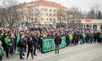 Хиляди фенове протестираха Александър Николов се уплаши и не дойдеХиляди