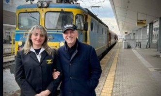 Министър Събев се снима пред влак със служителка на БДЖ