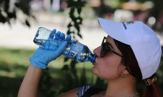 Заради жегите раздават минерална вода в София