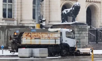 През нощта са извършени обработки със смеси против заледяване в