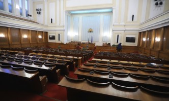 Достъпът до НС остава без зелен сертификат, утре изслушват Минеков заради казуса с в. Труд