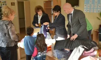 Благородно! Десислава Атанасова зарадва децата от Центъра за настаняване в Звъничево