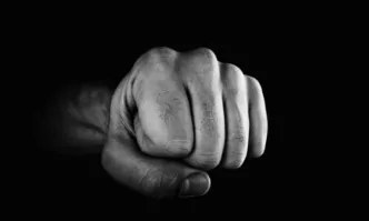 Тормоз, побой и връзване за стълбите. Социалните работят по извеждане на 13-годишно момче от дома му заради насилие