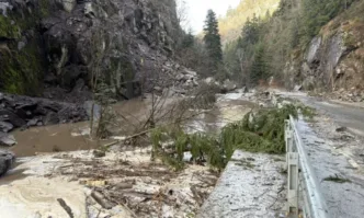 Проливните дъждове затвориха пътя Велинград - Сърница
