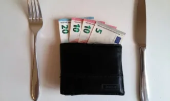 Високата инфлация промени храненето на гърците: От говеждо минаха на пилешко, ограничиха и зехтина