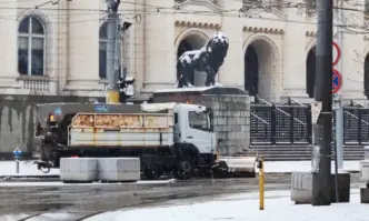 Към момента се извършват обработки със смеси срещу заледяване във