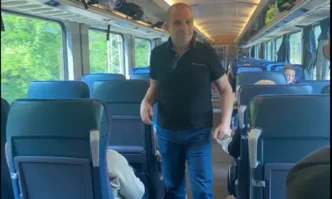 Министърът на транспорта Гроздан Караджов пътува с бързия влак от