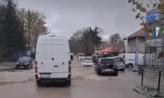 Проливният дъжд продължава да се изсипва още от тази нощ