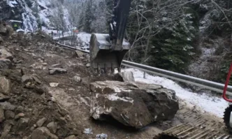 Свлачище затвори прохода Троян Кърнаре Срутването е станало тази сутрин