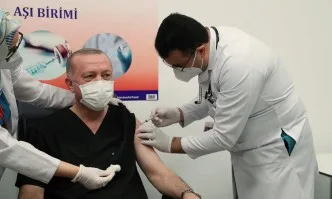 Ердоган се ваксинира с китайска ваксина пред десетки телевизионни камери