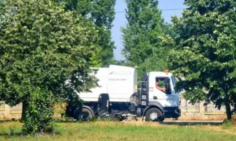 Продължава регулярното почистване на улиците в Район Връбница който е