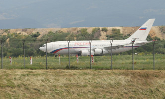 Два самолета прибират руските дипломати в родината им (СНИМКИ)