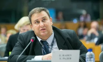 Емил Радев: Резолюцията се наложи силово за 10 дни от левите, либералите и зелените
