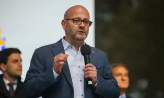 Държахме се като по добре облечено и по възпитано Величие от Ветрино