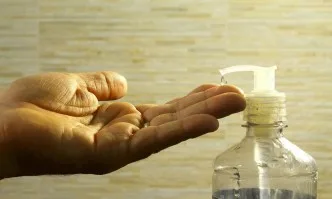 Срещу коронавируса: Антибакериален гел или вода със сапун